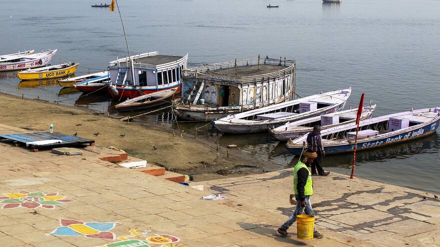 Milagro en el río Ganges: hombre rescató a una recién nacida que flotaba dentro de una caja