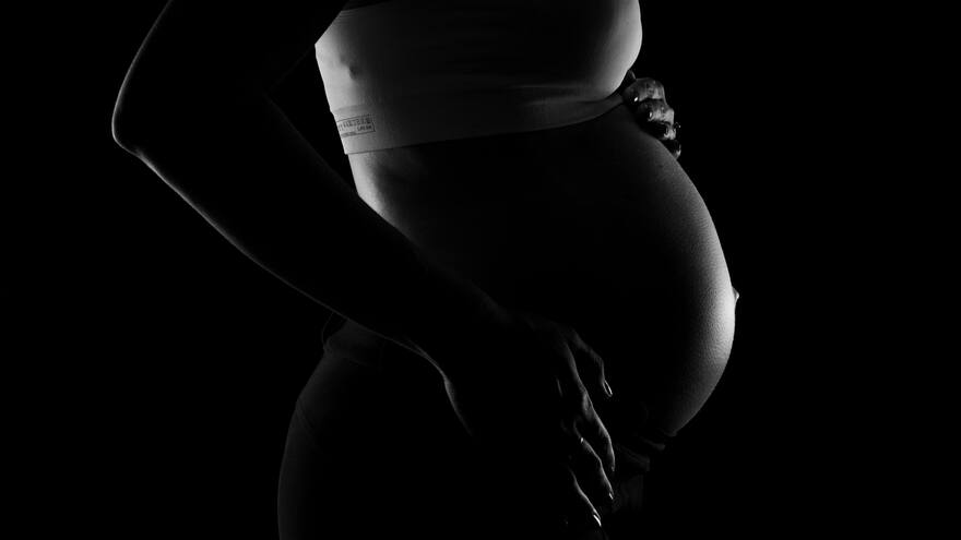 Vientres de alquiler: la corte constitucional pide regular y legislar la maternidad subrogada en Colombia