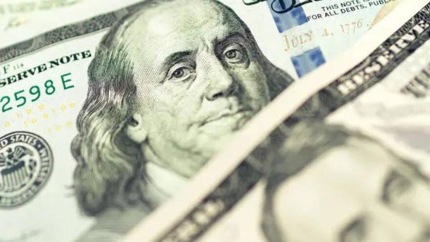 El dólar sube $16 y se cotiza en un promedio de $3.918
