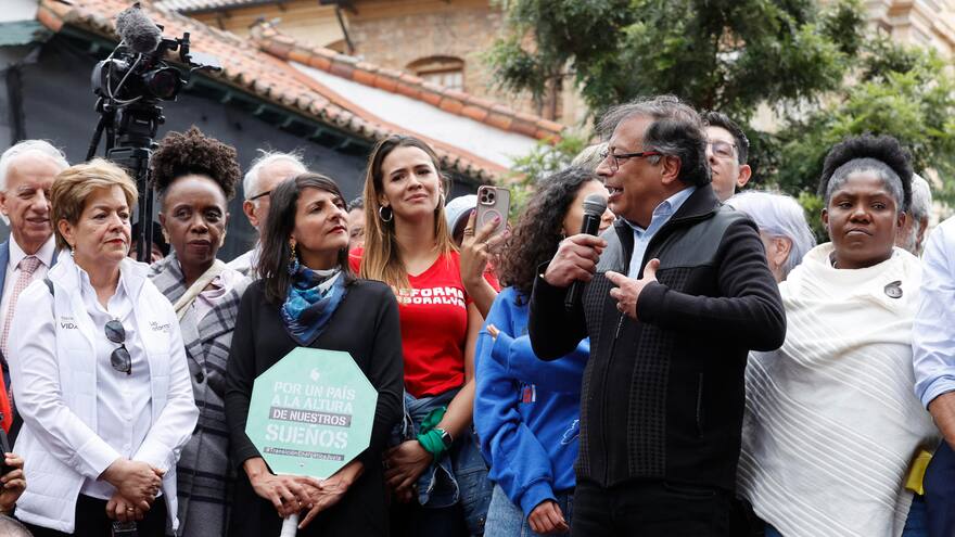 'El que no haga caso, se va': fuerte advertencia de Petro a su gabinete