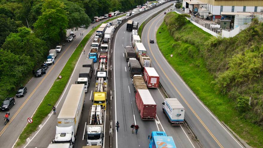 Camioneros bloquean carreteras de Brasil por derrota de Bolsonaro en las elecciones