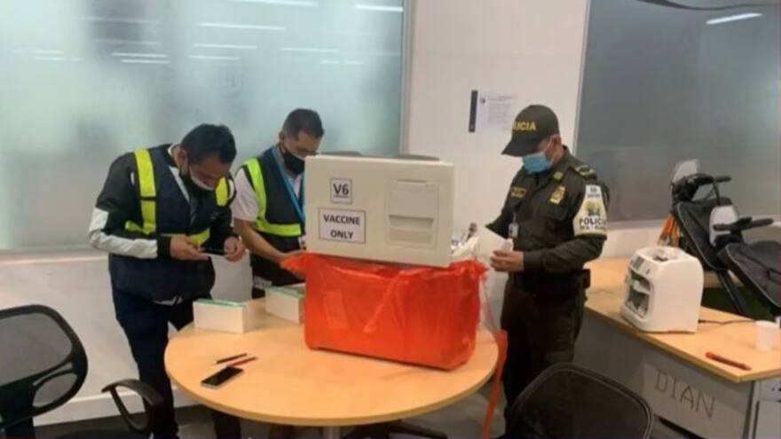 Decomisan cargamento ilegal de vacunas en aeropuerto de Bogotá