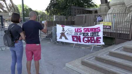 Sigue cierre de la Torre Eiffel: turistas decepcionados