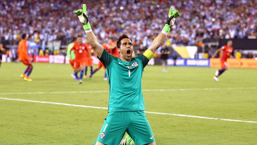 El chileno Claudio Bravo anuncia su retiro del fútbol