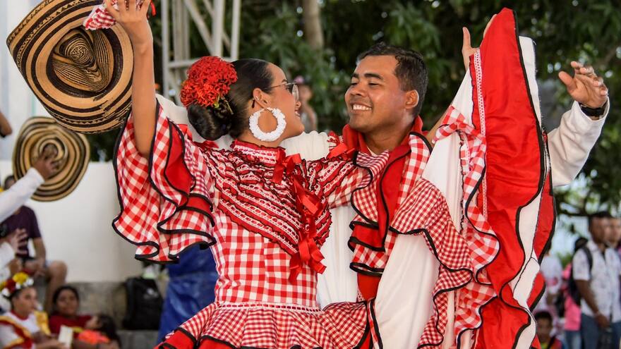 Tarde de Danzas de la 44 renació con 200 grupos