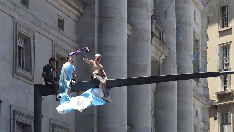 Hinchas de Argentina celebran victoria en Qatar 2022