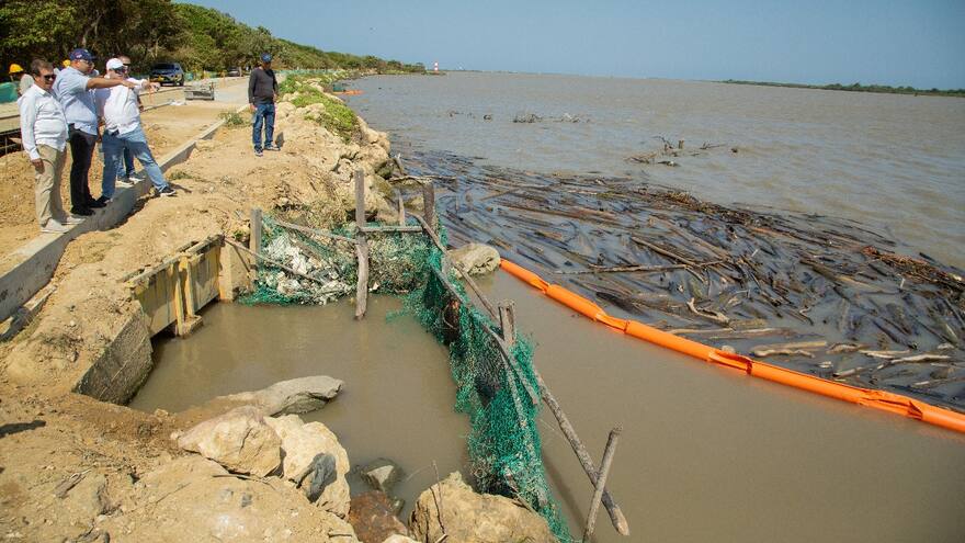 CRA instala barreras de contención para evitar contaminación en Mallorquín
