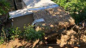 Construyen a adulta mayor nueva vivienda que estaba a punto de colapsar