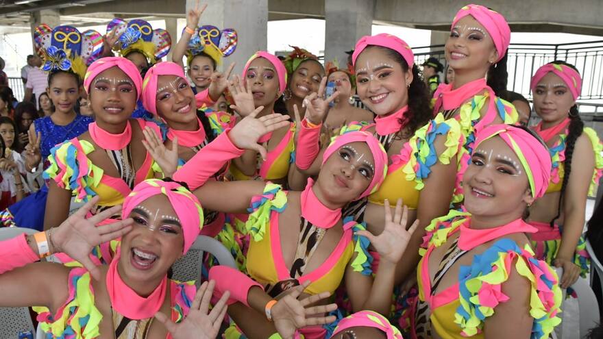 Comitiva de niños carnavaleros espera a Shakira