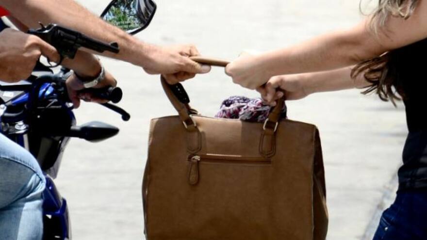 Joven murió en Medellín después de que fue arrollada por bus al forcejear con un ladrón