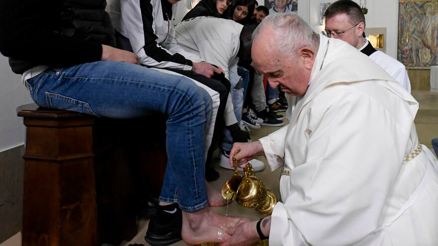 El papa Francisco lava los pies de doce jóvenes presos el Jueves Santo