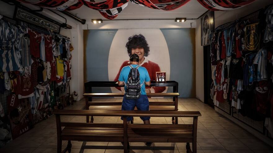 Un año después de su muerte, a Maradona lo siguen venerando