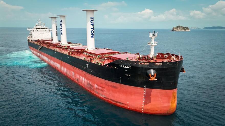 En Santa Marta arriba el primer buque con sistema de propulsión de viento ique llega a Colombia