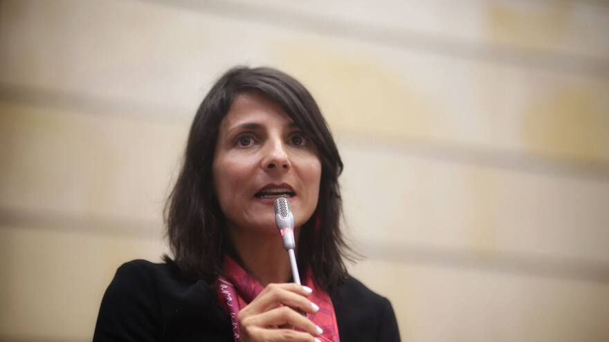 Esposo de ministra Vélez recibe millonario contrato con el Gobierno