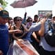 Entre llanto y desconsuelo, familiares y amigos despiden a las hermanas Hernández en el cementerio Calancala