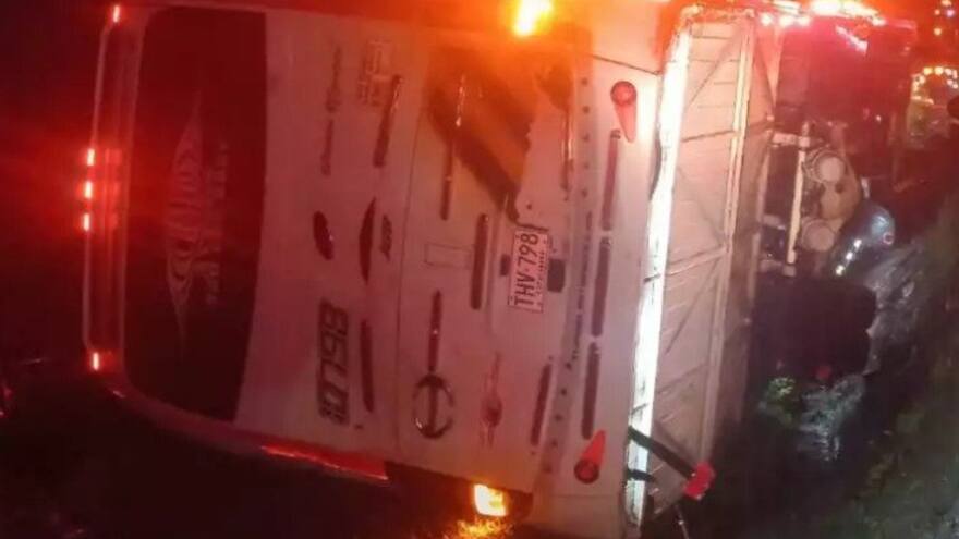 Antioquia: 14 personas heridas tras volcamiento de bus en la Vía Cartagena - Medellín