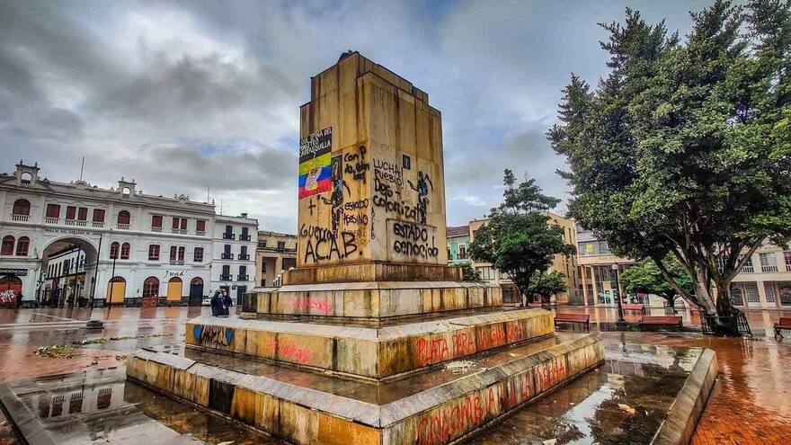 Tumban la estatua de Antonio Nariño en la plaza principal de Pasto