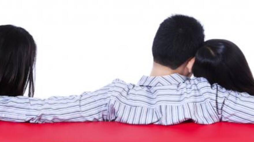 Amante colgó pancarta en la que amenaza a hombre con contar sus infidelidades a su esposa el Día de San Valentín