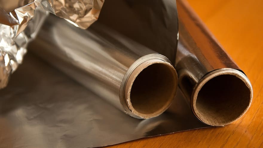 ¿Para qué sirve pegar papel aluminio en la pared?