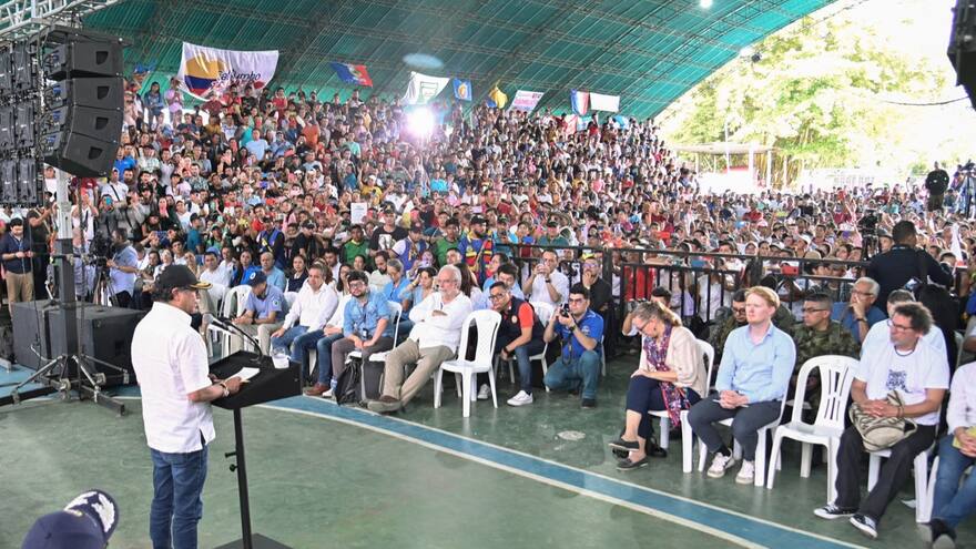 Coca, vías 4G y los dólares de la mafia, nuevas polémicas de Petro