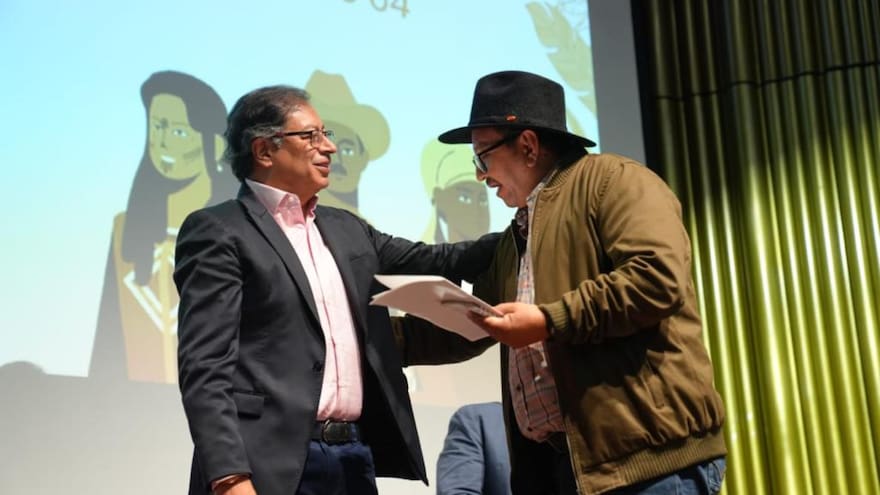 Petro entrega Constitución simbólica con campesinos como sujetos de derechos