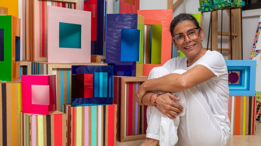 Patricia Quevedo imprime color y geometría en la obra ‘Pasadizos de la historia’