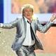 Rod Stewart pide disculpas tras simular decapitación en un video