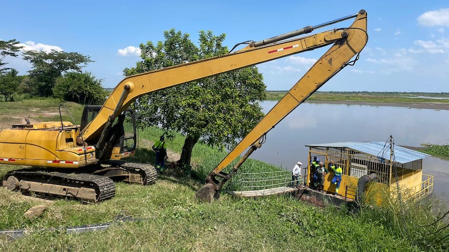 AQsur retira sedimentos para mejorar la captación de agua para Campo de la Cruz y Bohórquez