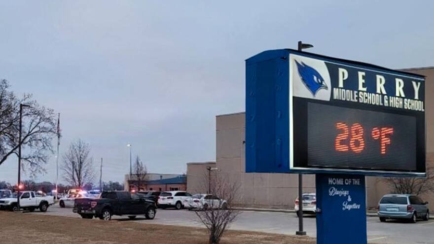 Tiroteo dentro de una escuela secundaria en Iowa deja varios heridos