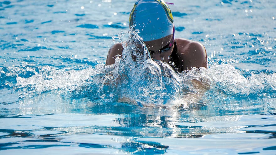 En fotos: nadadora es rescatada tras desmayarse en plena competencia