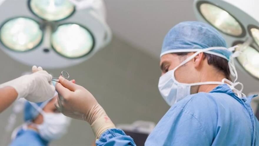 'La población debe informarse sobre prácticas seguras en cirugía plástica'