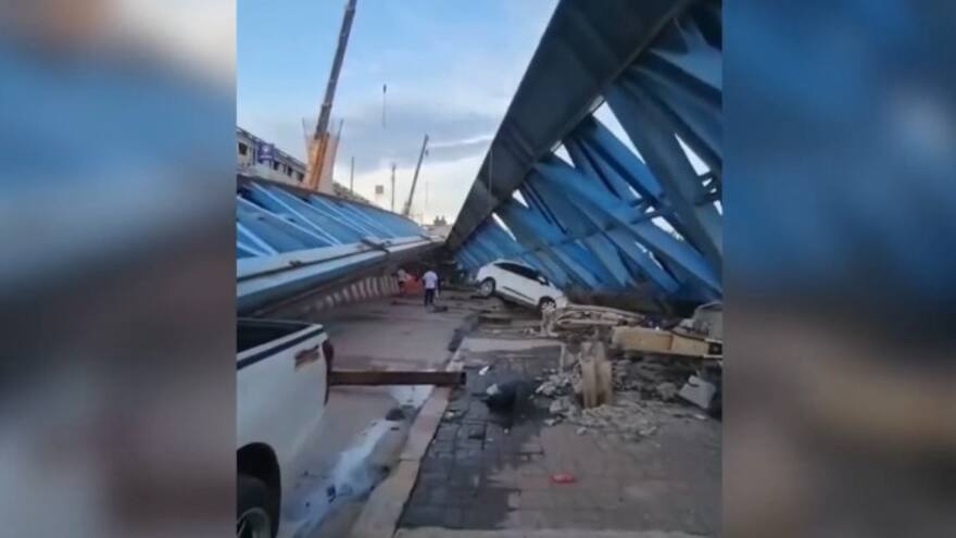 Tailandia: puente en construcción se desplomó y cayó encima de varios carros en Bangkok; hay muertos y heridos