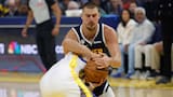 Un triple doble de Nikola Jokic le da el primer triunfo de la temporada a los Nuggets