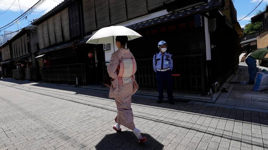 En Kioto cierran calles para evitar que los turistas persigan a las geishas