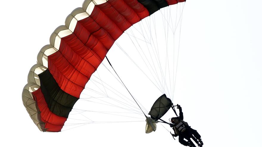 Mujer murió al no abrirse su paracaídas en Ciales, Puerto Rico