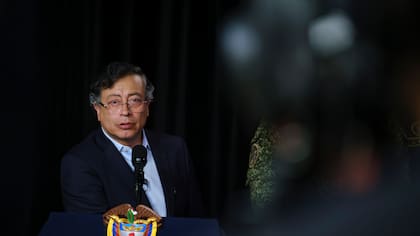 Petro advierte que retirará la misión diplomática de Perú si se vulnera la embajada de México en Lima