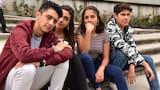 Jóvenes y niños llevan del bulto