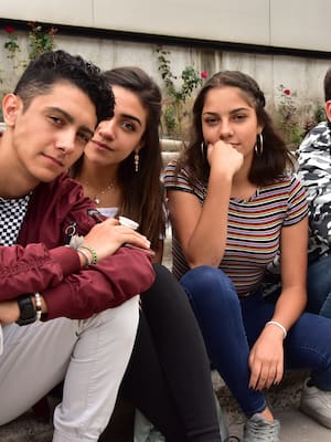 Jóvenes y niños llevan del bulto