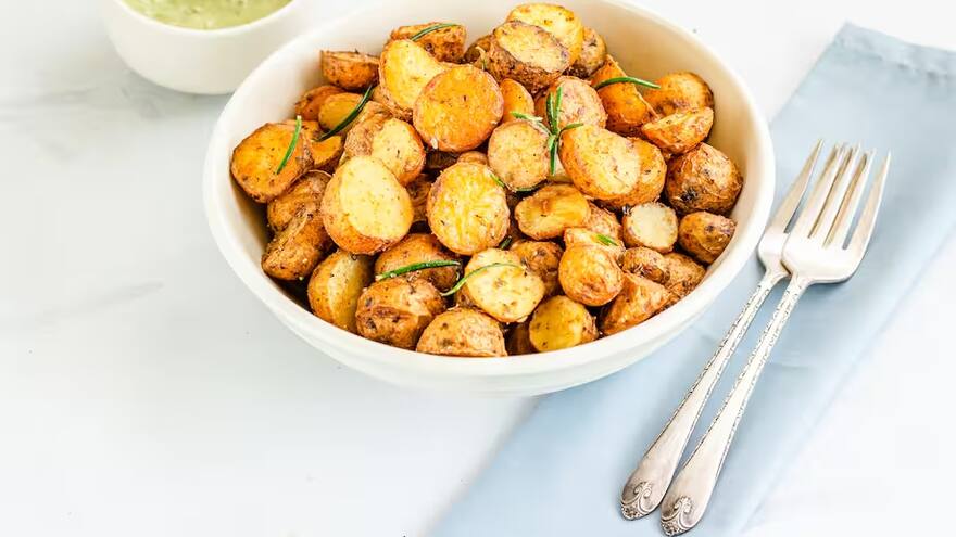 Así puede preparar papas en casco en la freidora de aire para que queden tostaditas