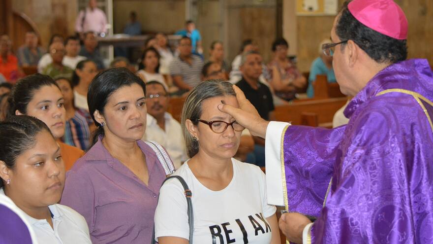 Los sacerdotes vuelven a imponer la ceniza a fieles
