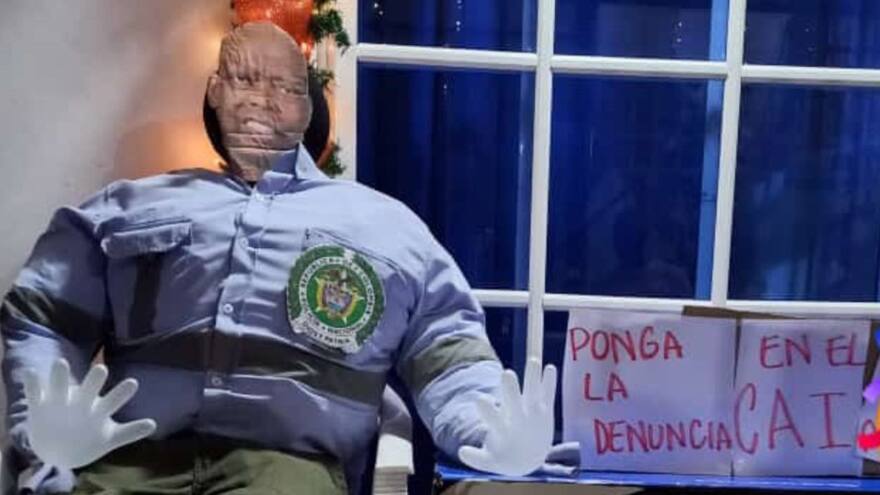 ‘Tino’ Asprilla aparece en ‘CAI’ de Barranquilla como muñeco de año viejo
