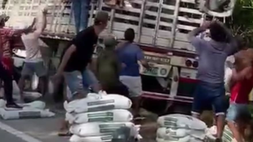 Saquean camión que se accidentó en la vía entre Zambrano y Plato