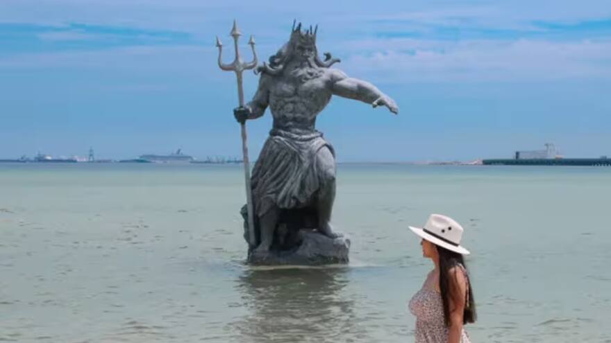En Yucatán, México, culpan a estatua de Poseidón por llegada de huracán