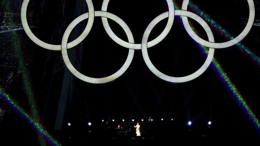La voz de Céline Dion reaparece triunfal en lo alto de la torre Eiffel