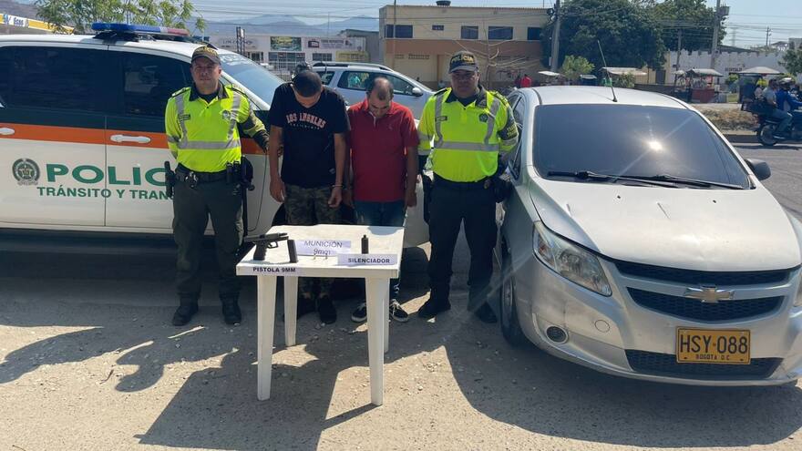 Caen dos hombres con carro hurtado y una pistola con silenciador