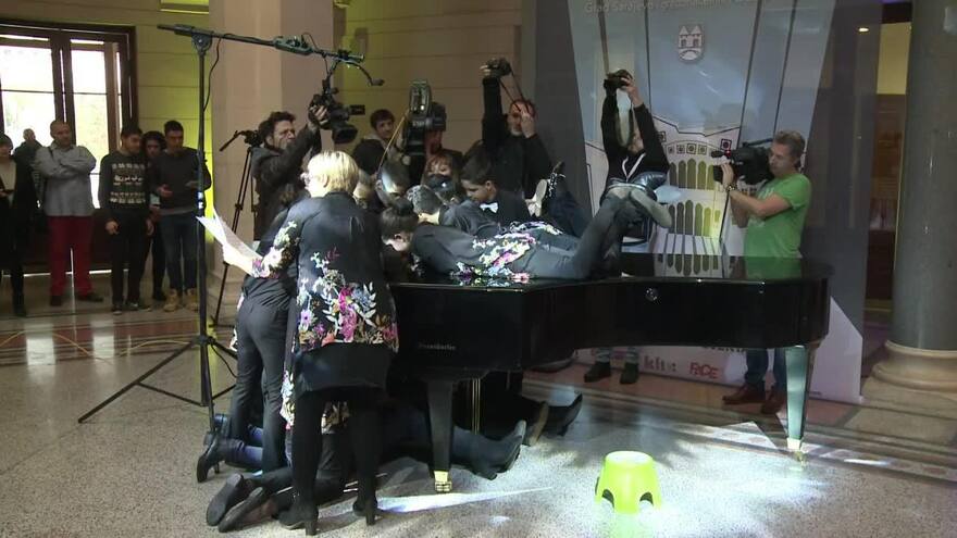 Mire a 20 niños tocando un piano al mismo tiempo durante 5 minutos