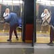 Video: hombre intentó subir una señal de tránsito a un bus de TransMilenio