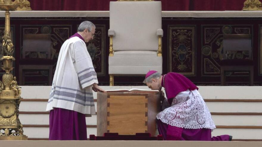 El papa emérito Benedicto XVI pidió destruir sus documentos privados, según su secretario