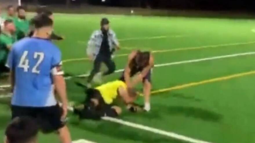 Video: expulsado en un partido de fútbol en Australia regresó al campo para golpear al árbitro