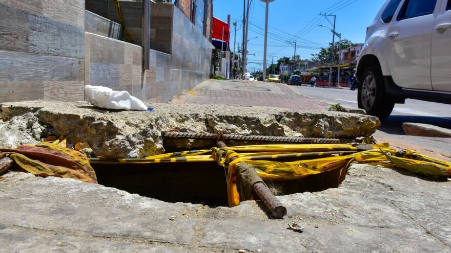 Barranquilleros reportan otros manjoles destapados